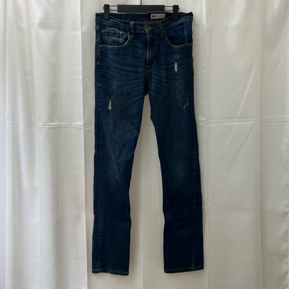 Men’s slim straight wrangler jeans slightly worn , have been washed and dried